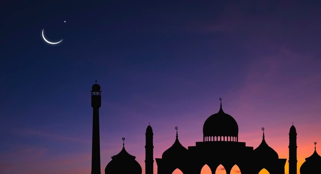 Silhouette Moscheen Kuppel und Halbmond auf dunkelblauem Twilight Himmelshintergrund