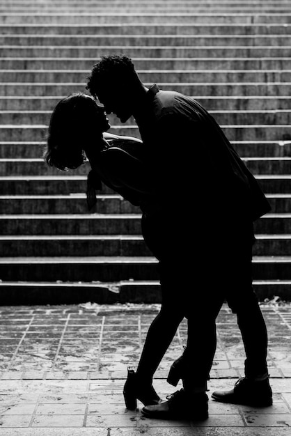 Silhouette-Paar steht gegen die Treppe