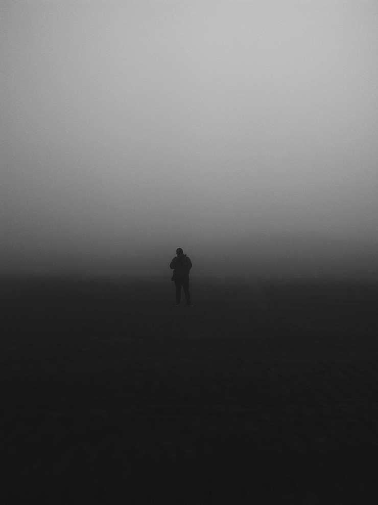 Foto silhouette person steht auf dem feld gegen den himmel.
