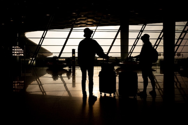 Silhouette Personen treffen im Flugplatz Flughafen, Geschäftsmann und Frau Reisekonzept, Geschäftsmann im modernen städtischen Büro, Business Manager Teamwork zu Fuß im Stadthintergrund