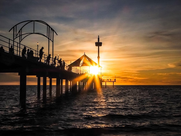 Foto silhouette-pier über dem meer gegen den himmel bei sonnenuntergang