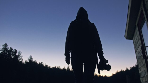 Silhouette Reisender fotografiert eine landschaftliche Aussicht im Wald Fluss Holz Pier eine Frau schießt schön