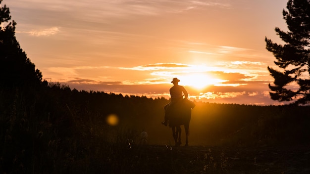 Foto silhouette reiten bei sonnenuntergang