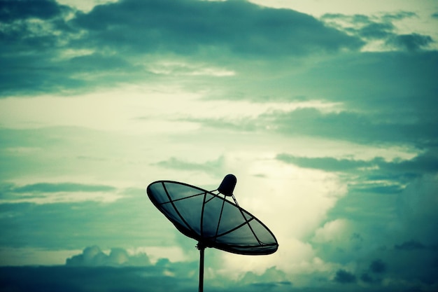 Silhouette Satellitenschüssel Netzwerkkonzept für Kommunikationstechnologie