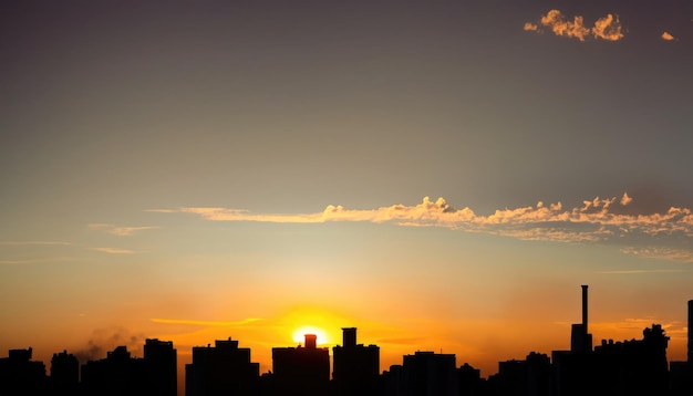 Foto silhouette sonnenuntergang dunkle stadt und gelber sonnenuntergang