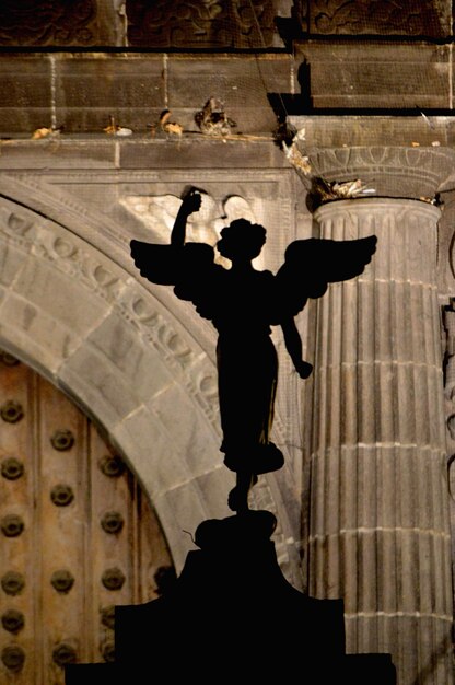 Foto silhouette-statue gegen eine gebaute struktur