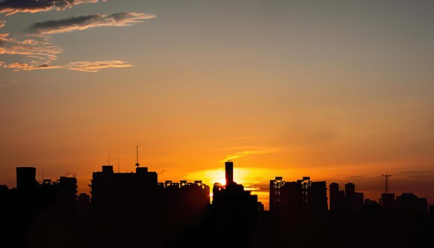 Foto silhouette sunset cidade escura e pôr do sol amarelo