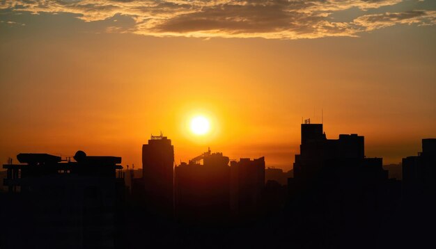 Silhouette Sunset Cidade escura e pôr do sol amarelo