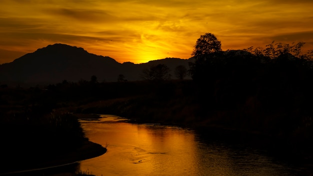 Silhouette und Reflexion der Sonne und des Moei-Flusses, der zwischen Thailand und Burma grenzt