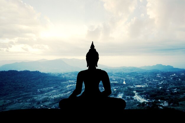 Silhouette von Buddha bei Sonnenuntergang