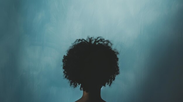 Silhouette von Frauenkopf auf blauem Hintergrund