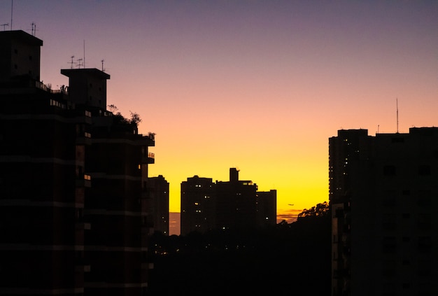 Silhouette von Gebäuden bei Sonnenuntergang.