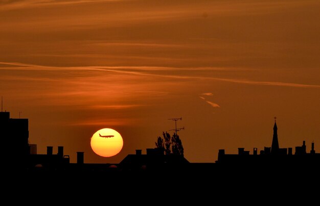 Silhouette von Gebäuden gegen den Himmel bei Sonnenuntergang