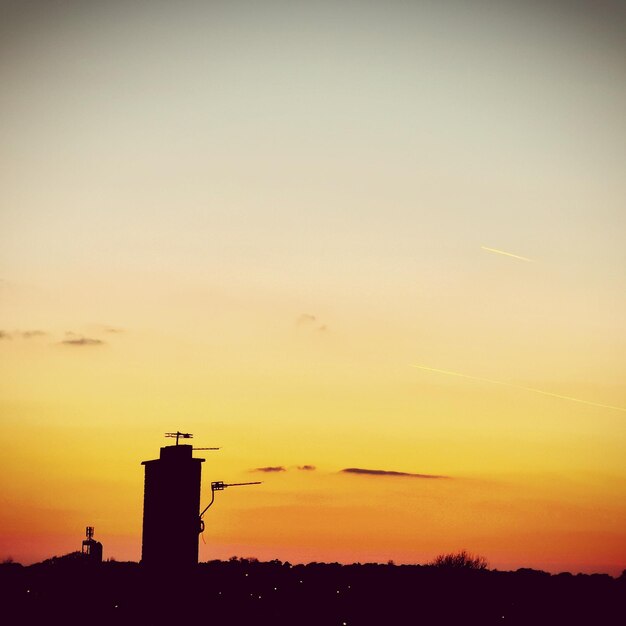 Foto silhouette von gebäuden gegen den himmel bei sonnenuntergang