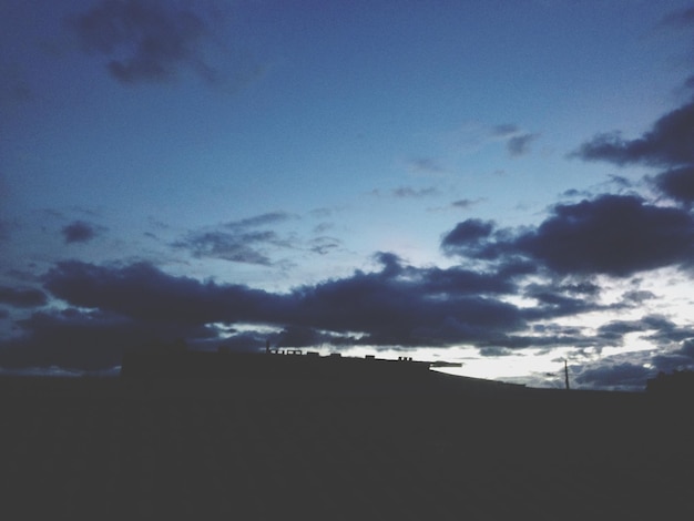 Foto silhouette von gebäuden vor einem bewölkten himmel