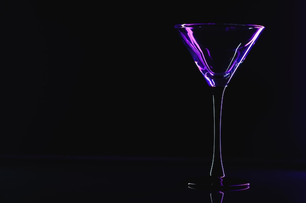 Silhouette von Martini-Glas auf schwarzem Hintergrund