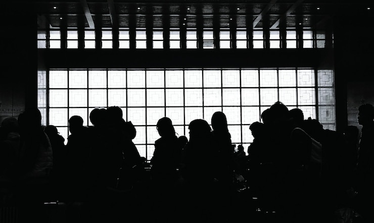 Foto silhouette von menschen am fenster