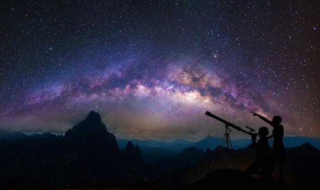 Foto silhouette von menschen auf dem berg gegen den himmel in der nacht