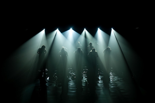 Silhouette von Menschen auf dem Wasser