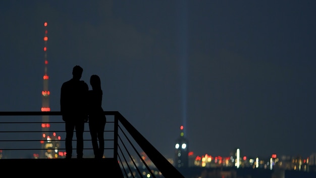 Silhouette von Menschen auf einem Panoramahintergrund