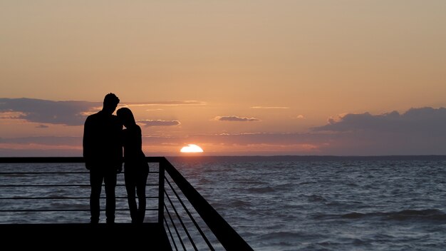 Silhouette von Menschen auf einem Panoramahintergrund