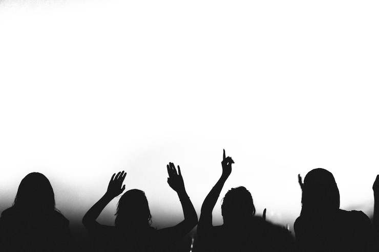 Foto silhouette von menschen bei einem musikkonzert
