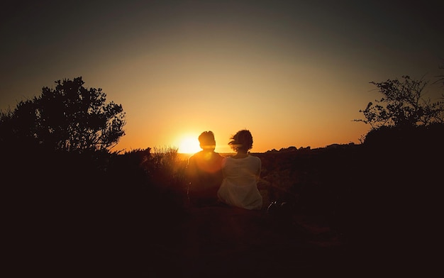 Foto silhouette von menschen beim sonnenuntergang