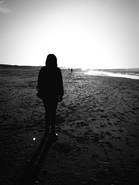 Foto silhouette von menschen, die am strand stehen