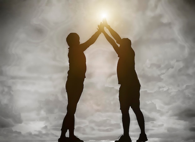 Silhouette von Menschen, die gegen den Himmel stehen