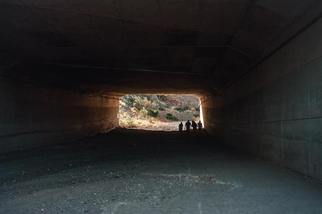 Foto silhouette von menschen, die im tunnel laufen