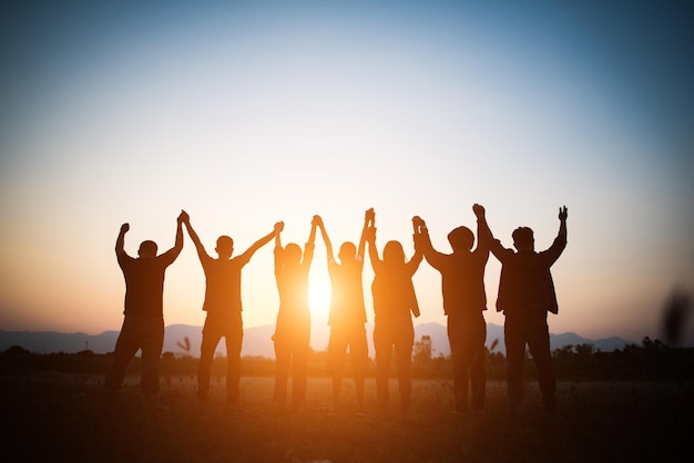 Silhouette von Menschen, die sich beim Sonnenuntergang erfreuen