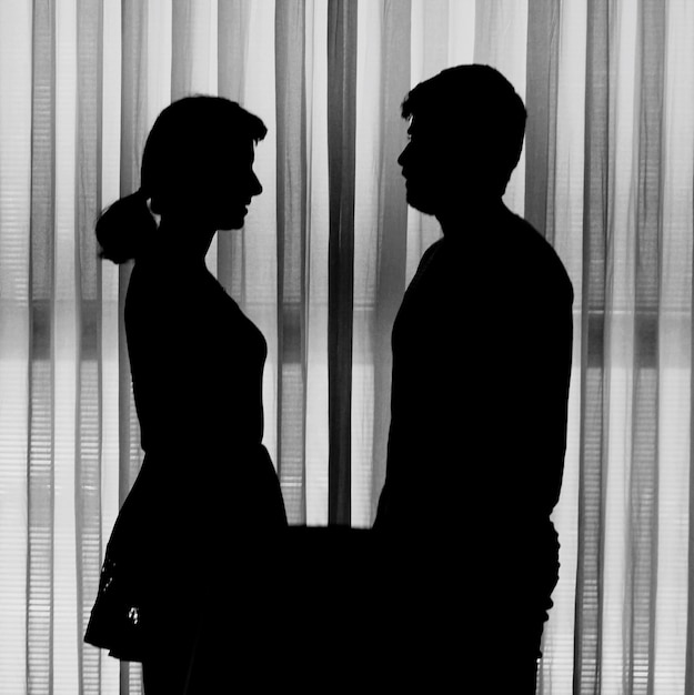 Silhouette von Menschen, die vor dem Vorhang stehen