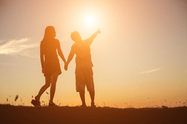 Silhouette von Menschen gegen den Himmel bei Sonnenuntergang