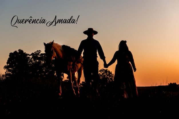 Silhouette von Pferd und Gaucho-Familie bei Sonnenuntergang in Südbrasilien