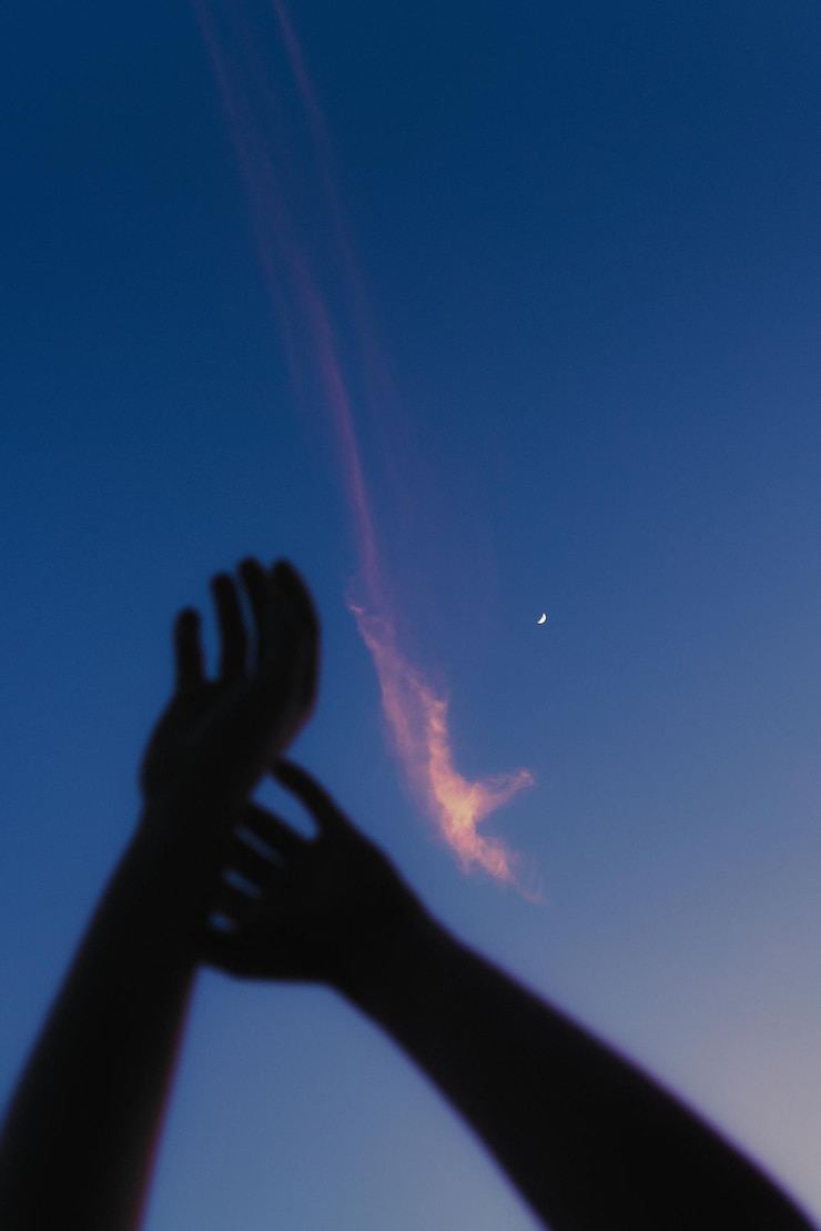 Foto silhouette von weiblichen händen beim sonnenuntergang mit dem mond