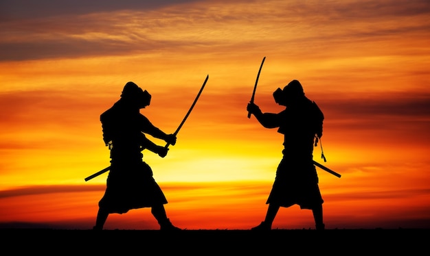 Silhouette von zwei Samurais im Duell. Bild mit zwei Samurais und Sonnenuntergangshimmel