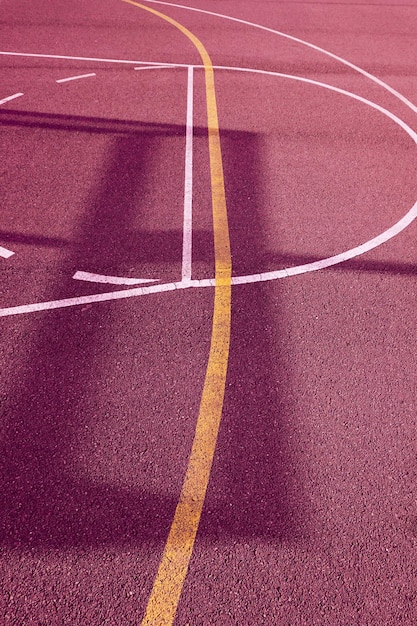 Silhouetten auf dem Basketballfeld der roten Straße