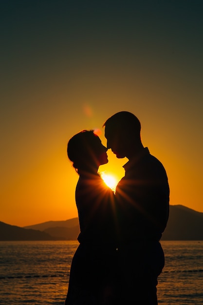 Silhouetten bei Sonnenuntergang am Strand