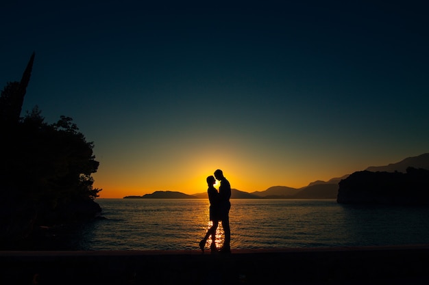 Silhouetten bei Sonnenuntergang am Strand