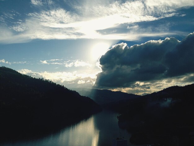 Foto silhouetten von bergen gegen einen bewölkten himmel