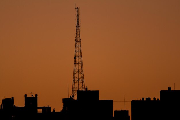 Foto silhouetten von kränen gegen den himmel bei sonnenuntergang