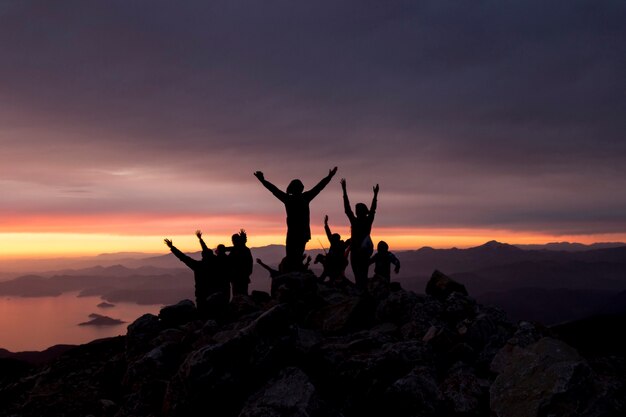 Silhouetten von Menschen auf einem Berg