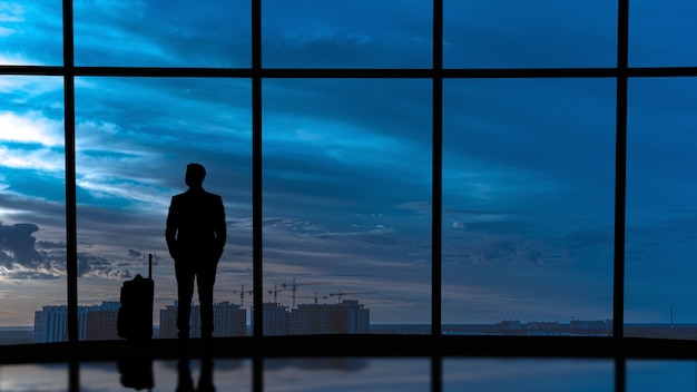 Silhouetten von Menschen auf einem Panoramahintergrund