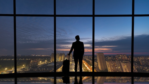 Silhouetten von Menschen auf einem Panoramahintergrund