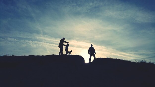 Foto silhouetten von menschen in der landschaft vor dem himmel