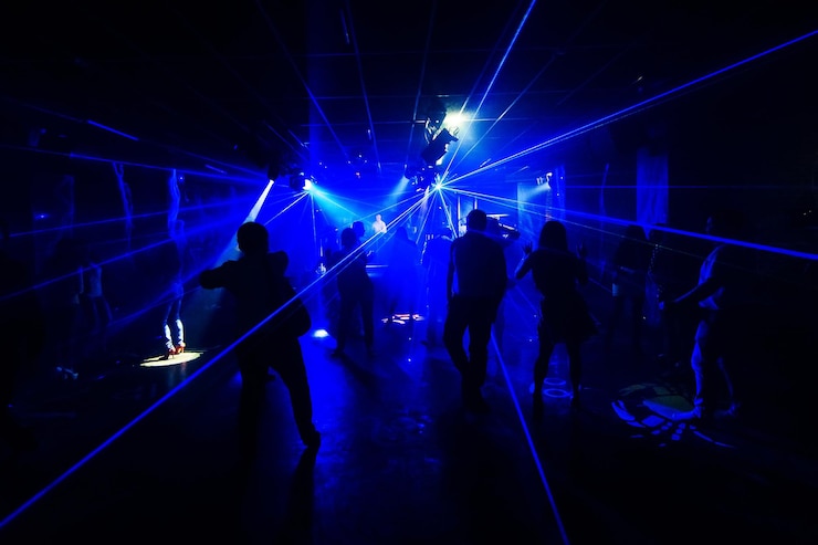 Foto silhouetten von menschen in einem nachtclub