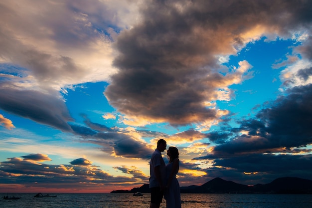 Silhouetten von Paaren in der Nähe von Sveti Stefan