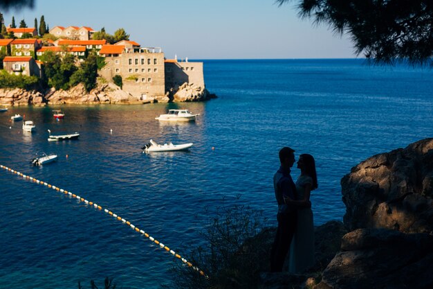 Silhouetten von Paaren in der Nähe von Sveti Stefan