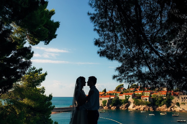 Silhouetten von Paaren in der Nähe von Sveti Stefan