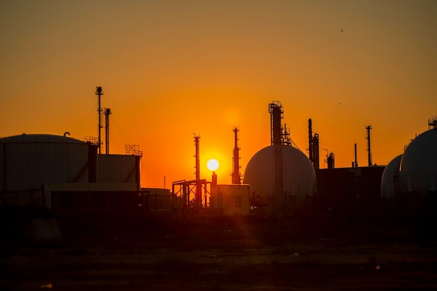 Silhouetten von Strukturen Rohre Öllagertanks Rohrleitungen einer petrochemischen Anlage im Gegenlicht